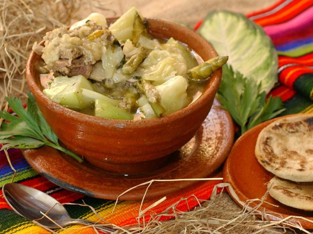 Sopa de res criolla, un clásico salvadoreño lleno de verduras frescas, hierbas aromáticas y carne jugosa, ideal para compartir en familia y disfrutar de un sabor auténtico y casero.