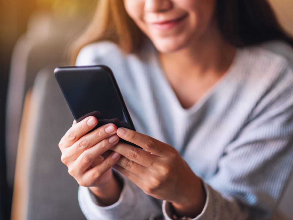 El uso del celular y la inteligencia artificial forma parte de la vida cotidiana de los adolescentes para estudiar, socializar y entretenerse.