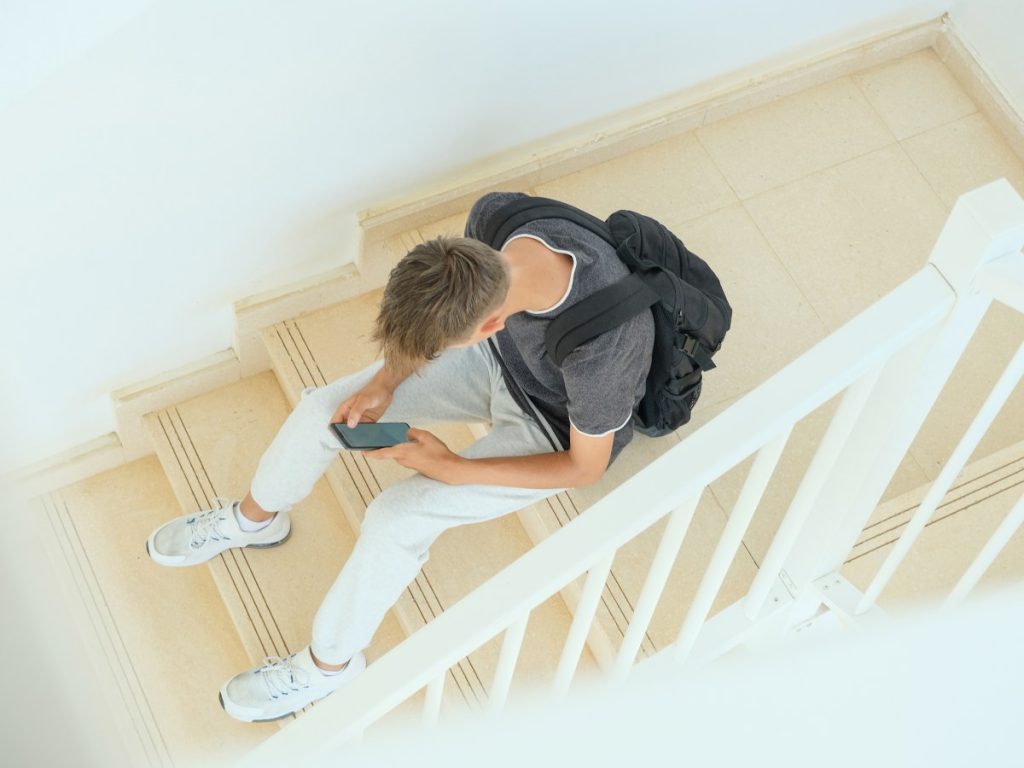 Las pantallas y las redes sociales acompañan a los adolescentes en su día a día, generando tanto oportunidades como nuevos retos en su desarrollo.