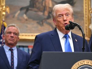El presidente de Estados Unidos, Donald Trump (derecha), y el secretario de Salud y Servicios Humanos, Robert F. Kennedy Jr. (izquierda).
