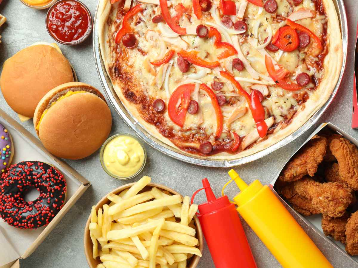 El consumo excesivo de alimentos ultraprocesados puede generar dependencia y afectar la salud física y mental en adultos mayores de 50 años.