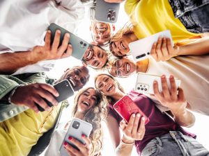 La mensajería digital conecta, pero también redefine la forma de construir y sostener amistades reales.