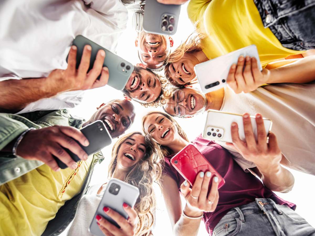 La mensajería digital conecta, pero también redefine la forma de construir y sostener amistades reales.