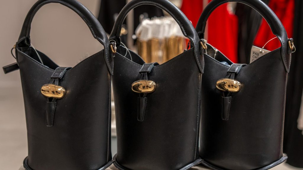 La primera tienda H&M en El Salvador ofrecerá accesorios modernos para complementar cualquier estilo. Fotografía/ Rodrigo Altamirano