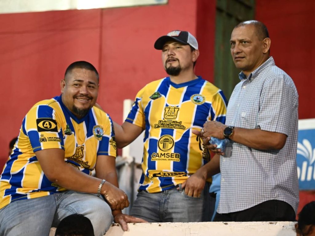 El Zarco Rodriguez (der.) en su primer partido como técnico del Municipal Limeño. Foto elsalvador.com