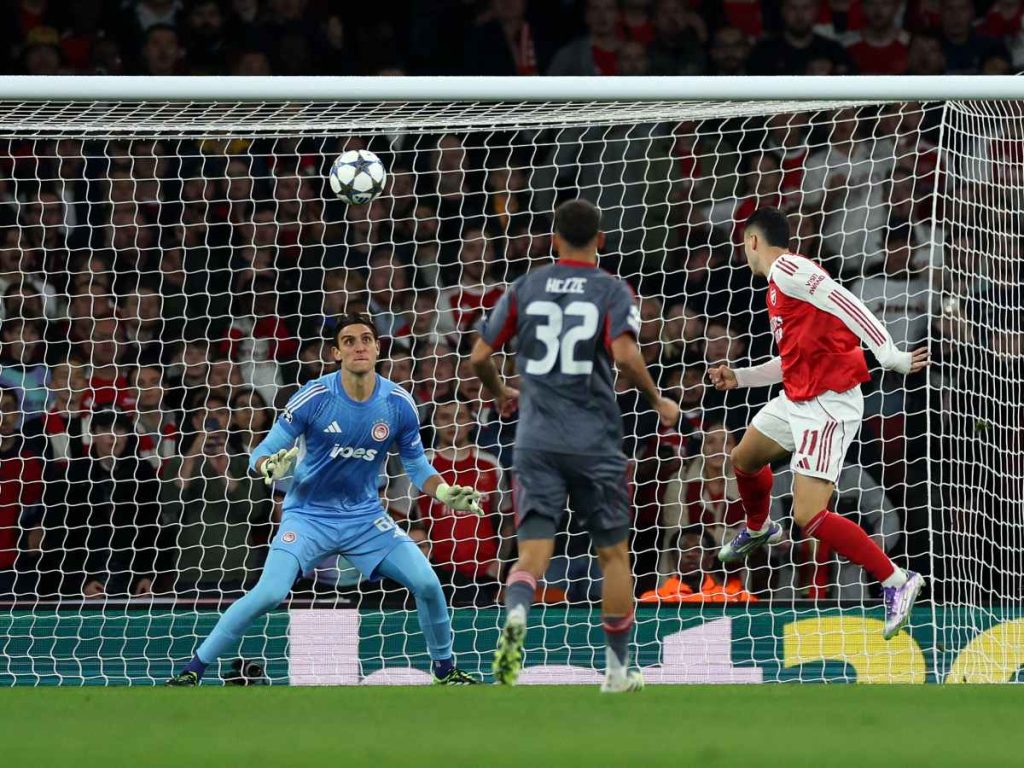 Gabriel Martinelli (der.) intenta tiro ante el Olympiacos. Foto AFP 