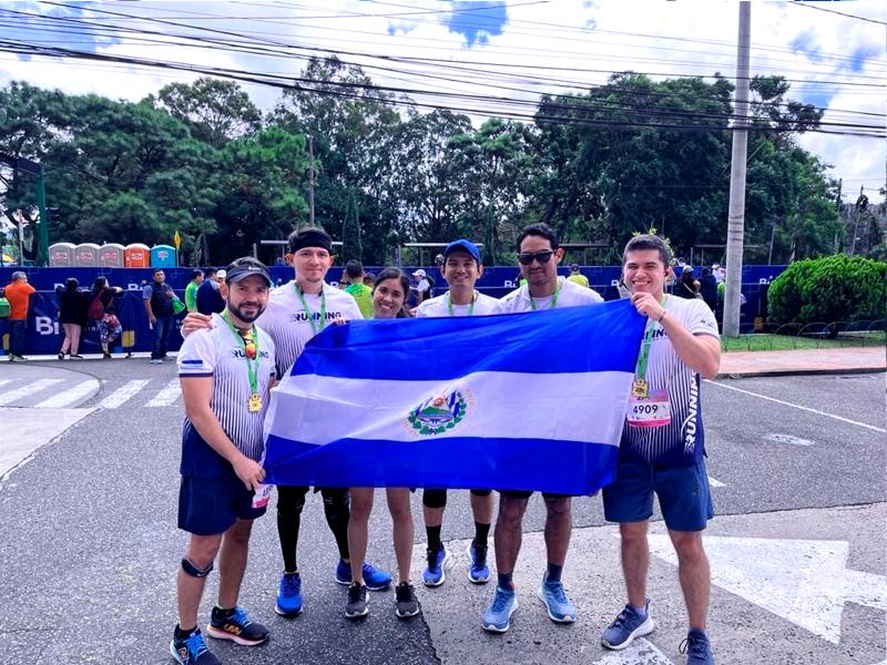 Miembros del Adapta Fitness Club durante su participación en los 21K de Guatemala en 2023.