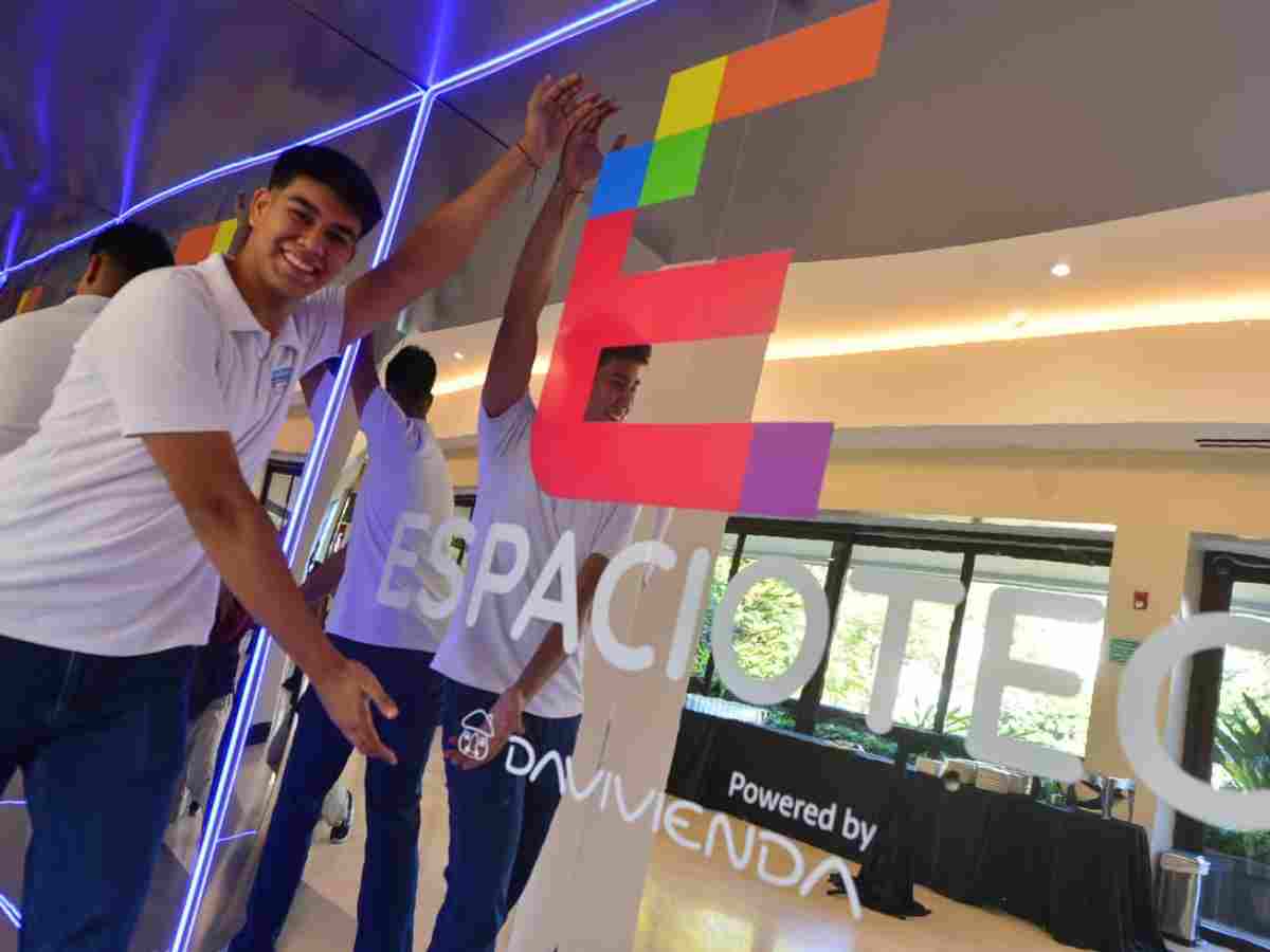 Joven en espaciotec de Davivienda