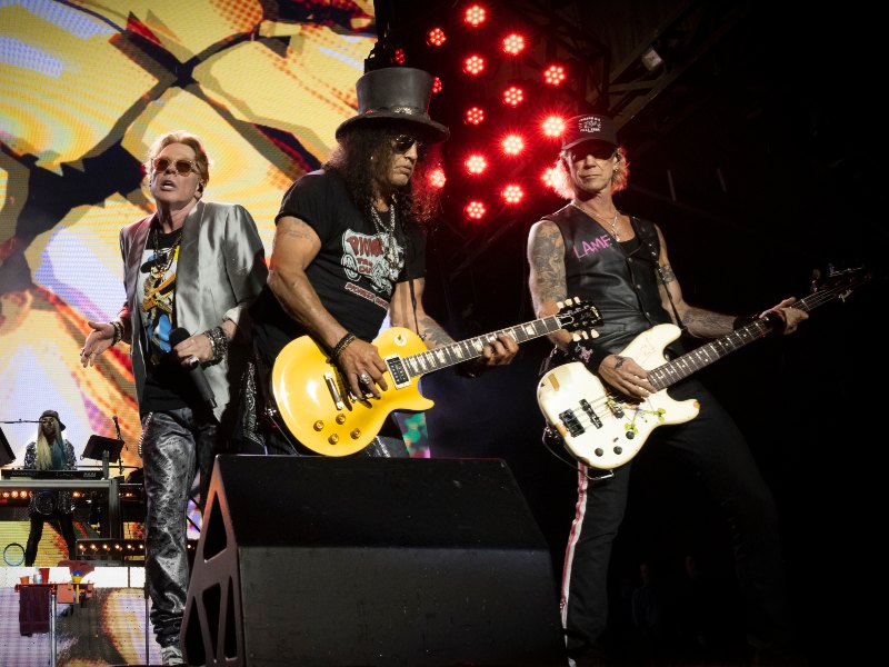 Guns N' Roses en acción en San Salvador, en el estadio Mágico González. / Foto cortesía