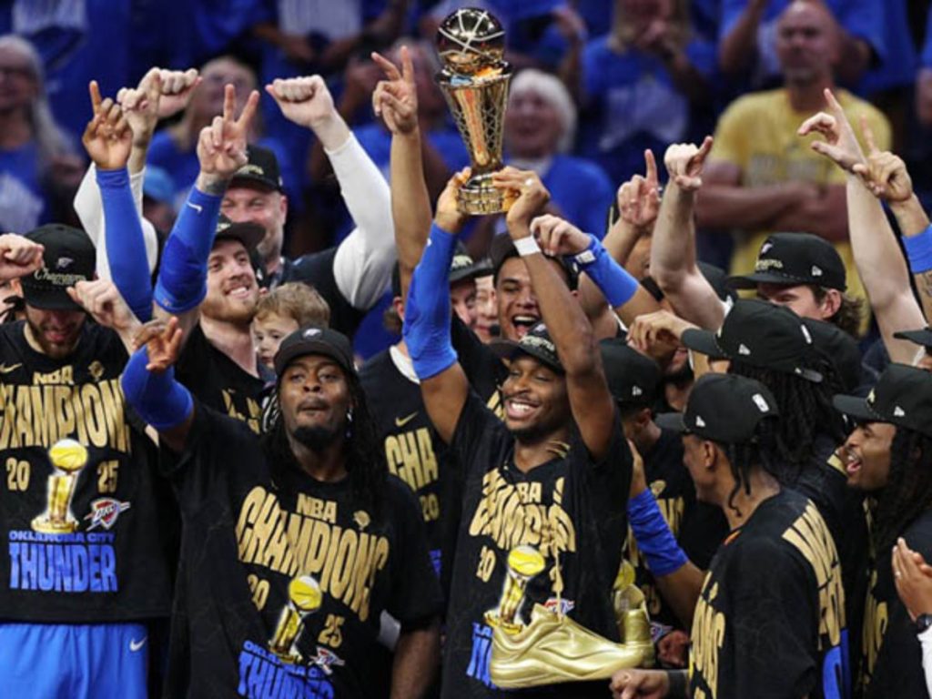 Shai Gilgeous-Alexander #2 del Oklahoma City Thunder celebra con el trofeo Bill Russell al Jugador Más Valioso de las Finales de la NBA tras derrotar a los Indiana Pacers por 103-91 en el séptimo partido de las Finales de la NBA de 2025 en el Paycom Center el 22 de junio de 2025 en Oklahoma City, Oklahoma. Foto: AFP
