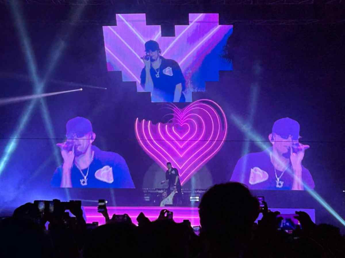 Omar courtz cantando en el salvador