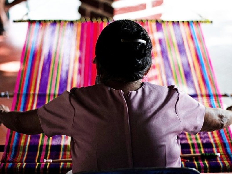 Los telares de cintura operado por artesanas son una tradición de Panchimalco.