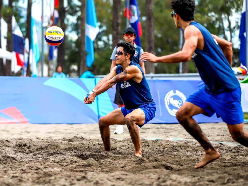 Yoel y Christopher Guardado durante el intenso partido ante Nicaragua por la fase preliminar del voleibol de playa.