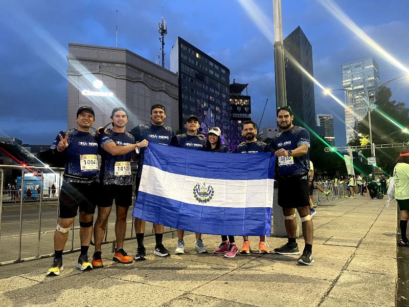 El Adapta Fitness Club dijo presente en los 21K de Ciudad de México en 2024, representando con orgullo a Silverline.