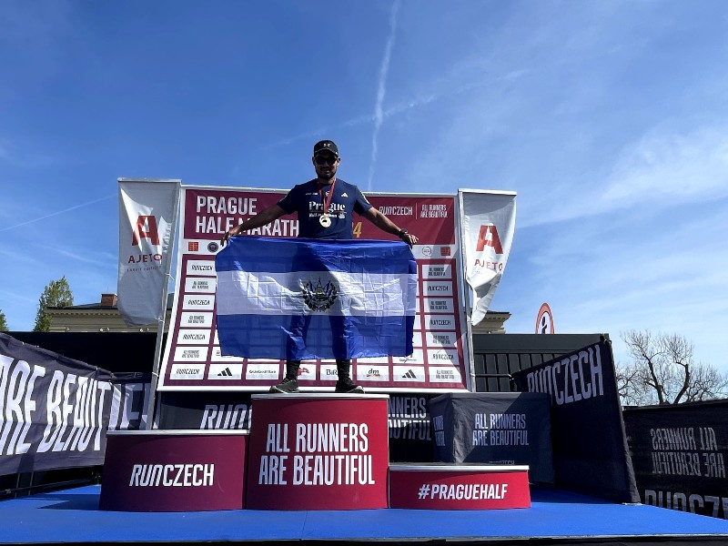 Orgullo salvadoreño en Praga: Gino Caprile representando al Adapta Fitness Club en los 21K.