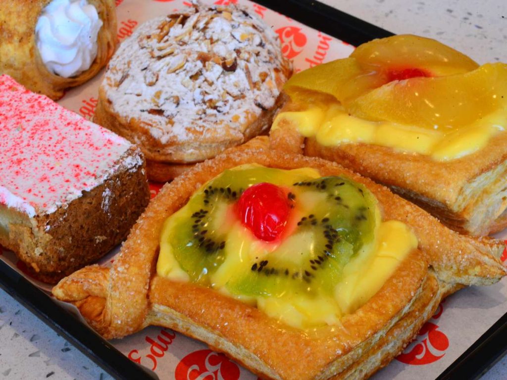 Además de semitas, Santa Eduvigis ofrece una amplia variedad de repostería fina que combina tradición y creatividad para todos los gustos.