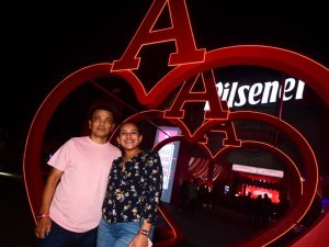 Cae el sol y comienza la fiesta: cientos de salvadoreños llegan a vivir la experiencia Oktoberfest en un ambiente seguro y familiar.