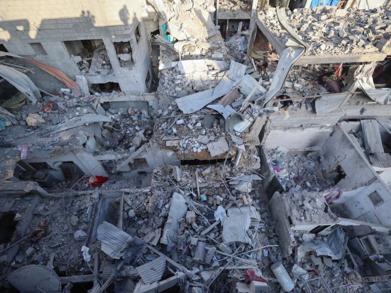 Vista aérea de barrios devastados en la franja costera, donde la reconstrucción sanitaria podría costar más de 7.000 millones de dólares, según la OMS.