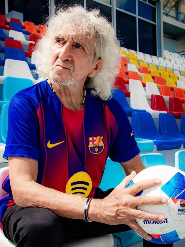 Jorge "Mágico" González posa con la camisa del Barcelona que usará en el partido de leyendas. Foto IG Molten El Salvador