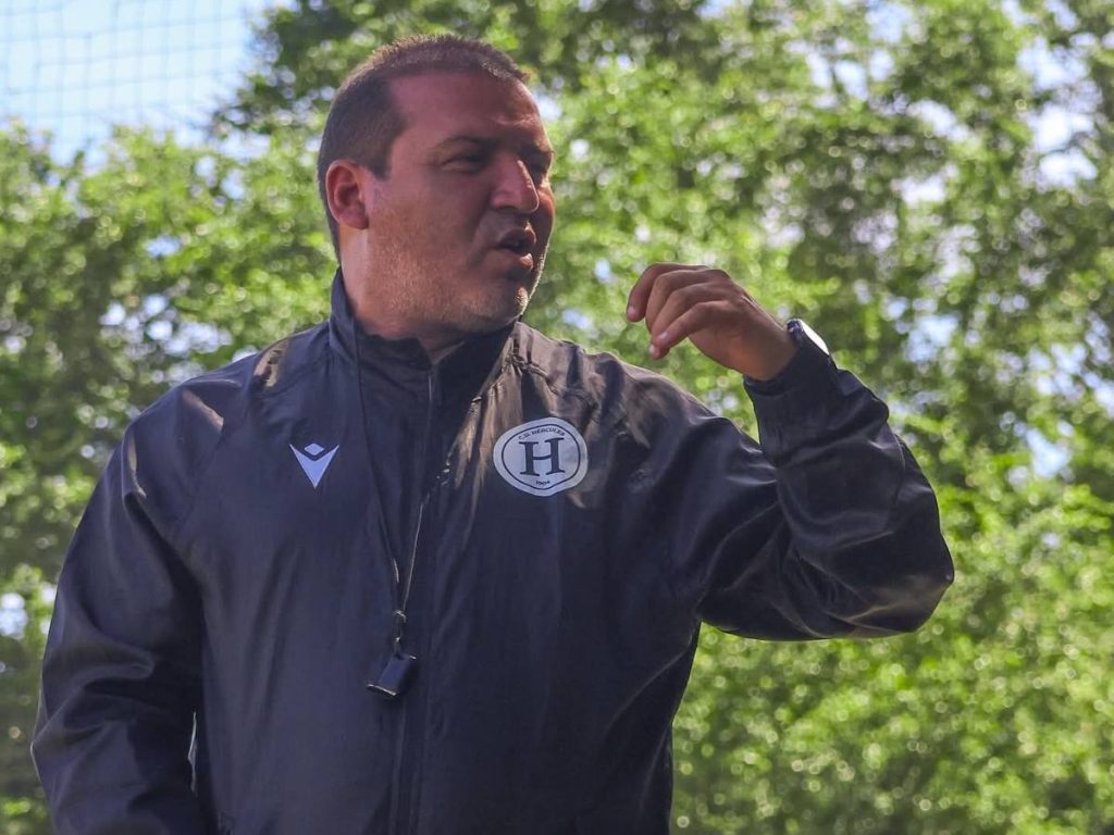 La decisión fue tomada tras una evaluación interna del proyecto deportivo. El club aún no ha confirmado quién asumirá la dirección técnica.