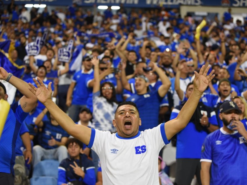 La afición salvadoreña pintó de azul y blanco los graderíos del Estadio Cuscatlán, para el duelo contra Panamá. / Foto Emerson del Cid