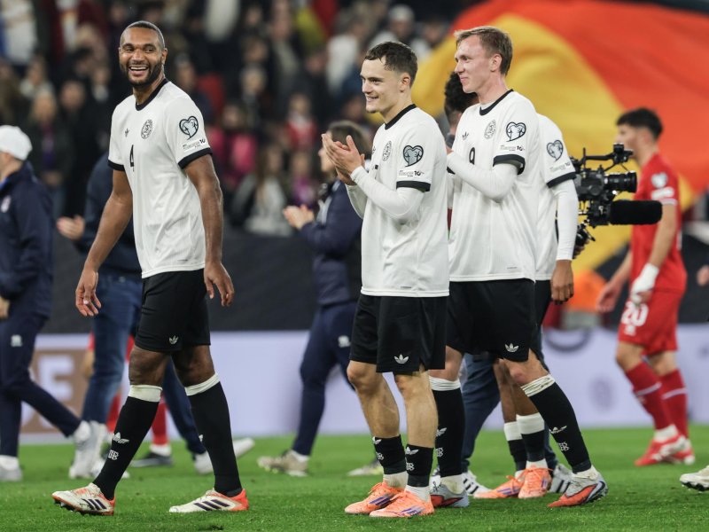 Jugadores de Alemania saludan a sus seguidores después de ganar el partido de clasificación del Grupo A para la Copa Mundial de la FIFA 2026 entre Alemania y Luxemburgo en Hoffenheim, Alemania, el 10 de octubre de 2025. / EFE