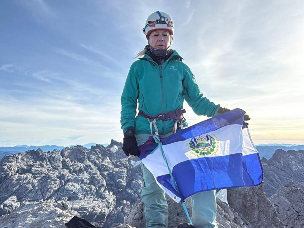 La montañista salvadoreña durante el ascenso técnico en roca, con el equipo especializado necesario para conquistar la cumbre de Oceanía.