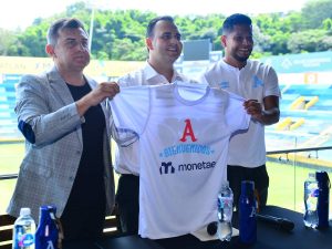 Representantes de Alianza FC y de la empresa Monetae presentan oficialmente la alianza estratégica con una camiseta conmemorativa.