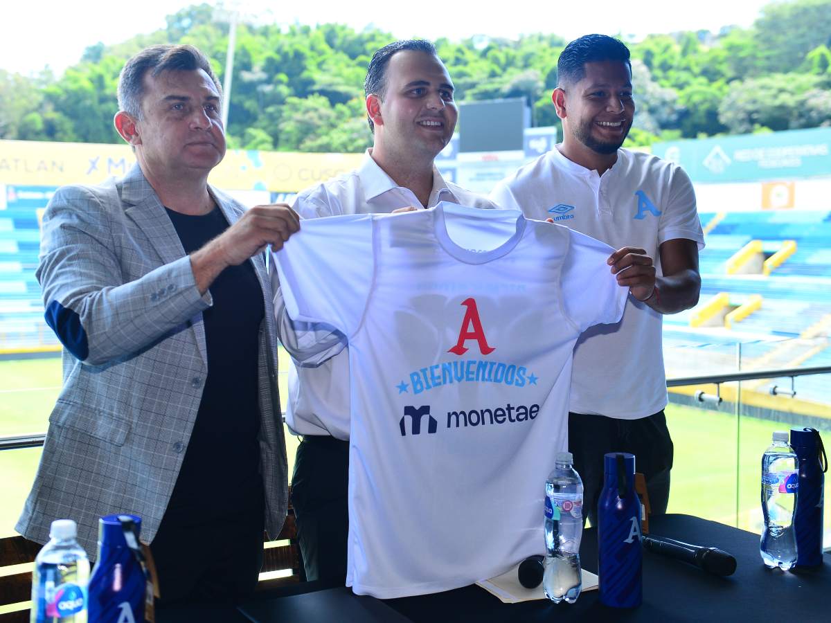 Representantes de Alianza FC y de la empresa Monetae presentan oficialmente la alianza estratégica con una camiseta conmemorativa.