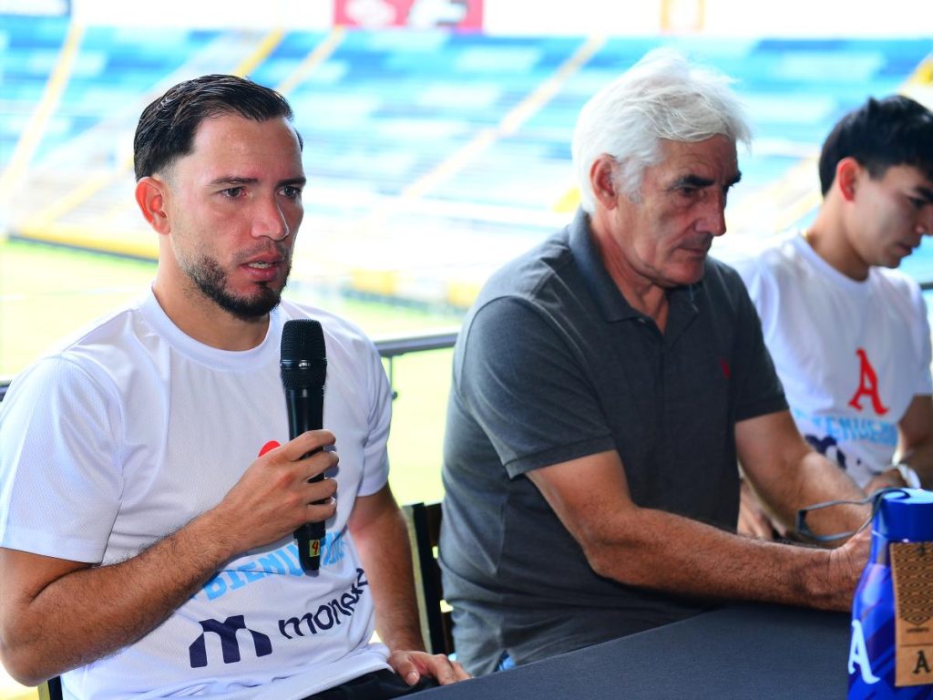 Jugadores y cuerpo técnico de Alianza FC atienden a medios de comunicación durante el anuncio oficial del convenio con Monetae.