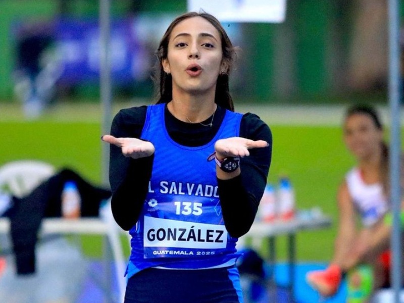 La saltadora de altura cuscatleca Ana Isabel González saluda a las cámaras. / Foto cortesía INDES