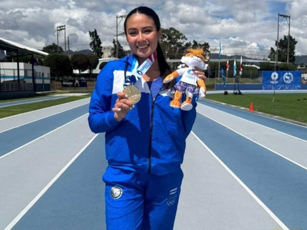 Andrea Velasco se quedó con la presea dorada en la prueba de salto con pértiga mayor femenino. Foto INDES