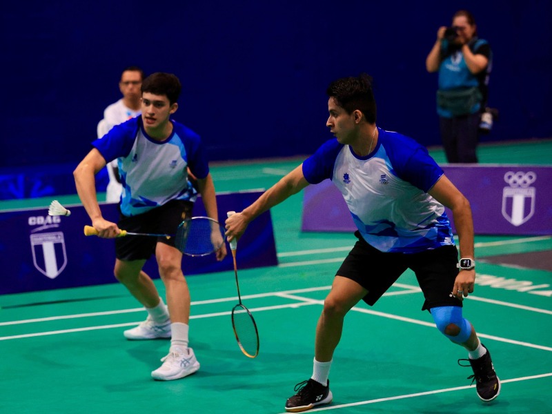 Melvin Calzadilla y Manuel Mejía en acción, en el deporte del bádminton de los XII Juegos Deportivos Centroamericanos Guatemala 2025. / Foto cortesía INDES