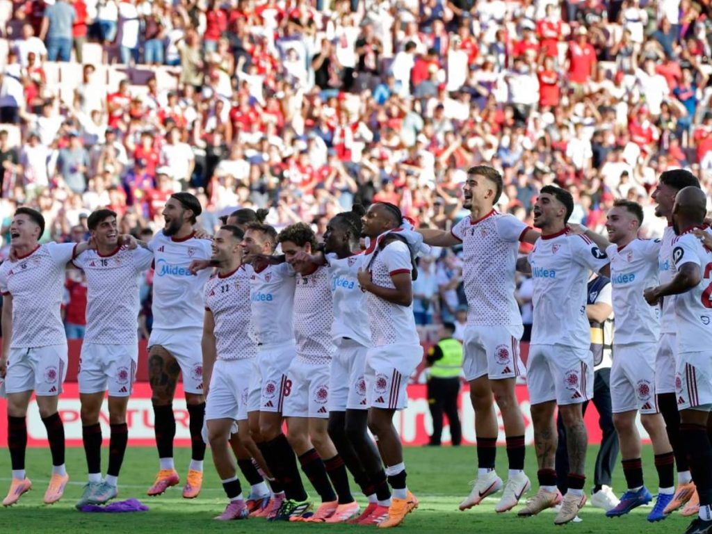 Los jugadores del Sevilla celebran su victoria al final del partido de la Liga española entre el Sevilla FC y el FC Barcelona, disputado en el estadio Ramón Sánchez-Pizjuán, en Sevilla, el 5 de octubre de 2025. Fotografía/ AFP