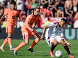 El delantero chileno del Sevilla, Alexis Sánchez (#10), disputa el balón con el mediocampista neerlandés del Barcelona, Frenkie de Jong (#21), durante el partido de la Liga española entre el Sevilla FC y el FC Barcelona, jugado en el estadio Ramón Sánchez-Pizjuán, en Sevilla. Foto/AFP