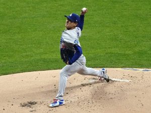 Yoshinobu Yamamoto lanzó todo el partido con 111 pitcheos. Foto EFE