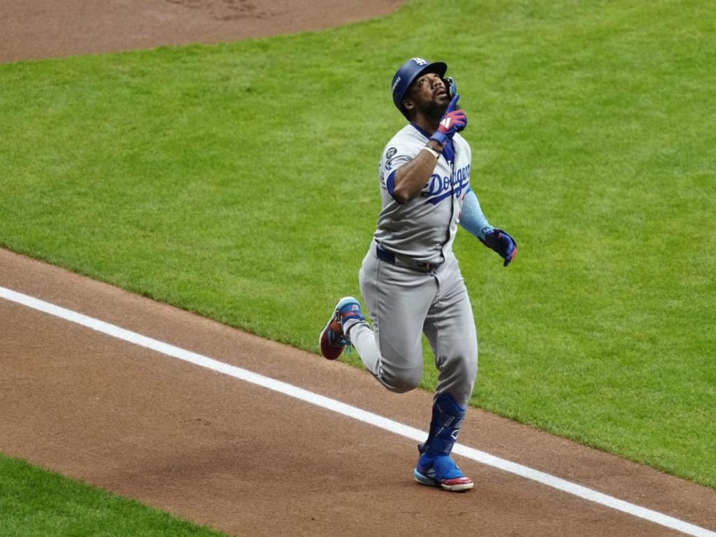 Teoscar Hernández, de los Dodgers, celebra su jonrón ante Milwaukee Brewers. Foto EFE