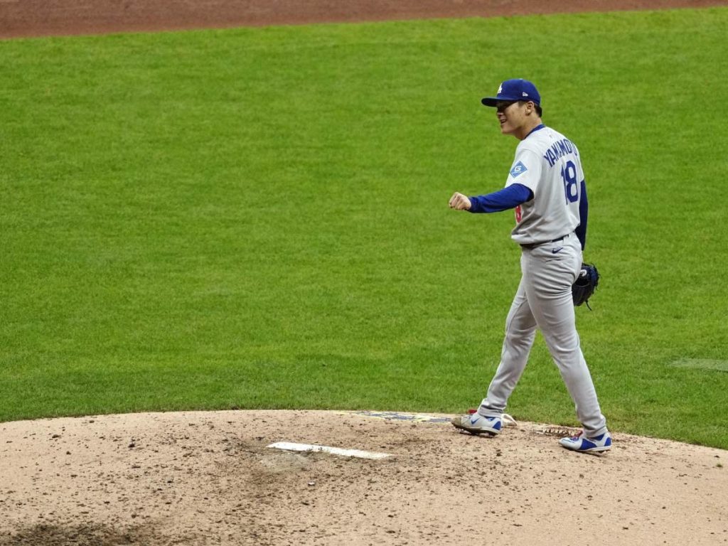 Yoshinobu Yamamoto lanzó todo el partido con 111 pitcheos. Foto EFE