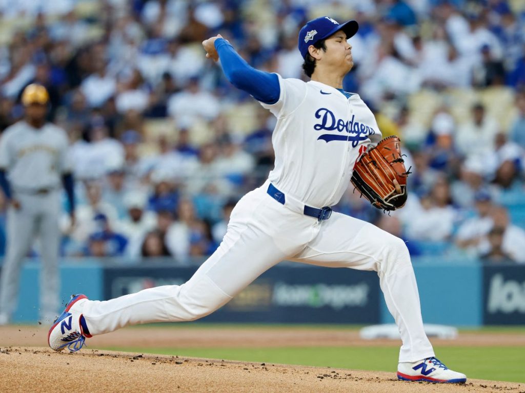 Shohei Ohtani de los Dodgers es lanzador y bateador. Foto AFP
