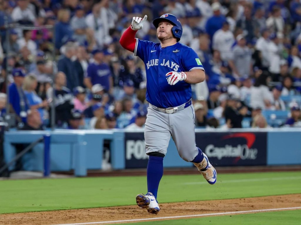 Alejandro Kirk de los Toronto Blue Jays celebra su jonrón ante los Dodgers. Foto EFE