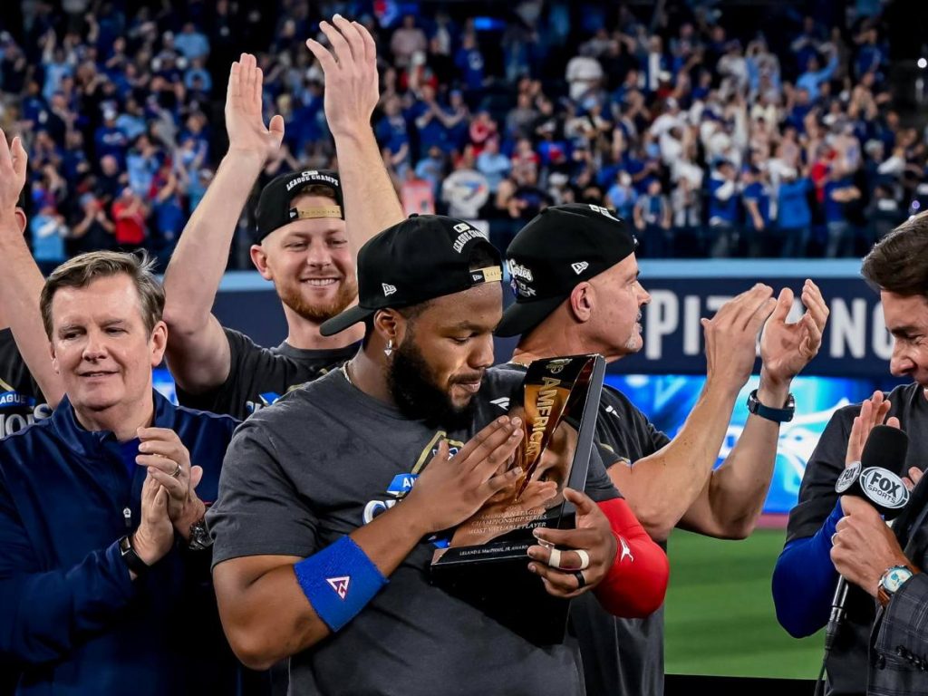 Vladimir Guerrero Jr. celebra con su trofeo de Jugador Más Valioso de la Serie de Campeonato de la Liga Americana. Foto EFE