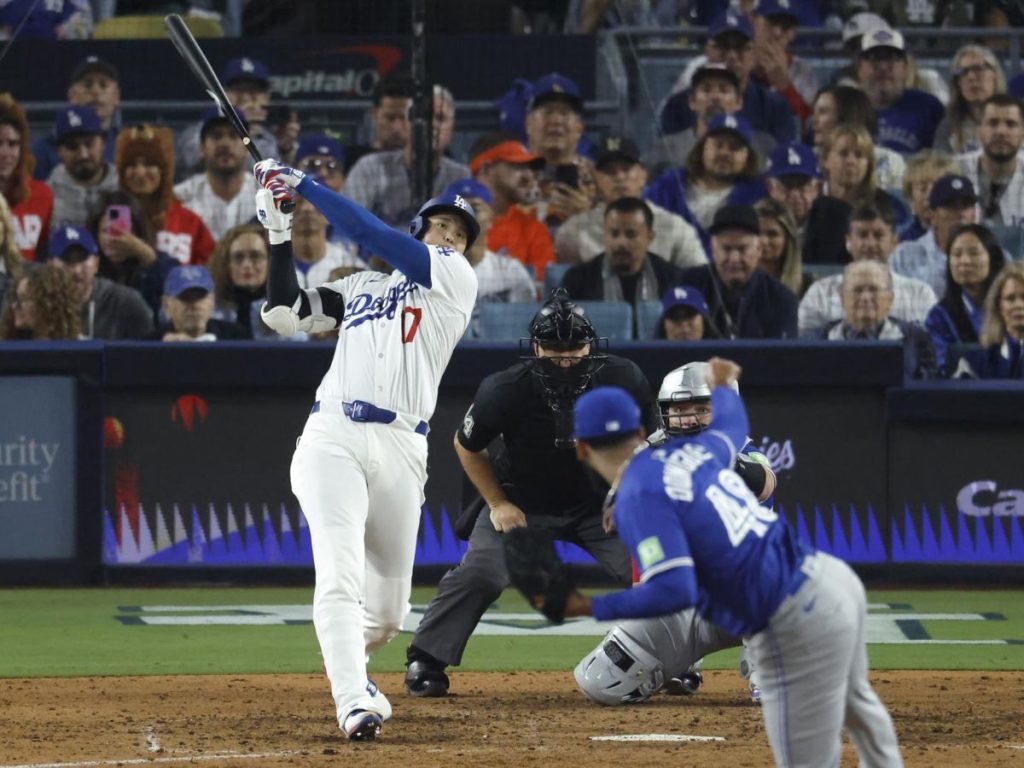Shohei Ohtani (izq.) de los Dodgers hizo dos jonrones ante los Blue Jays. Foto EFE
