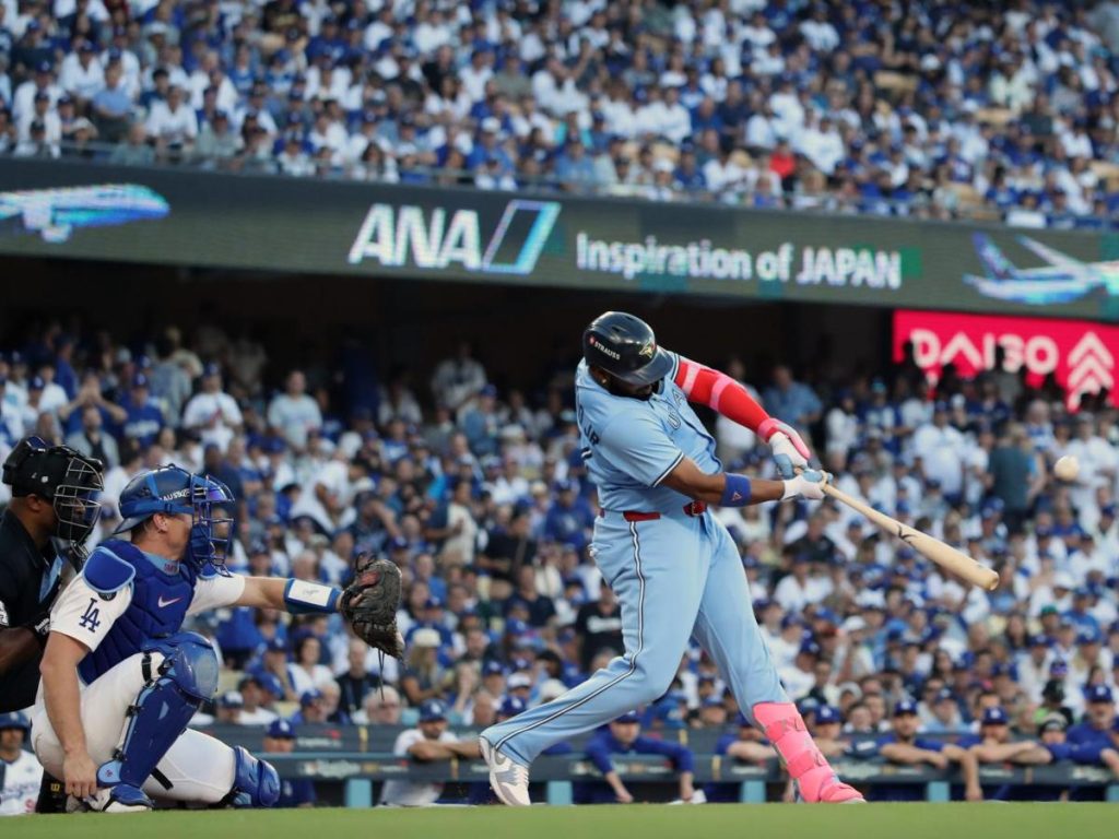 Vladimir Guerrero Jr. de los Blue Jays conecta un jonrón contra los Dodgers. Foto EFE