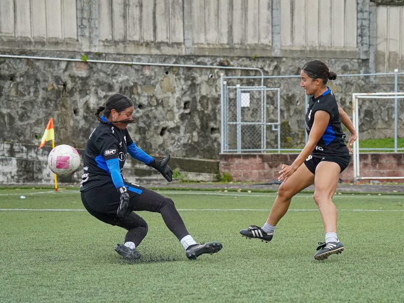 Entreno de la selección femenina mayor en el complejo federativo, 14 de octubre de 2025. / Foto cortesía @laselecta_slv