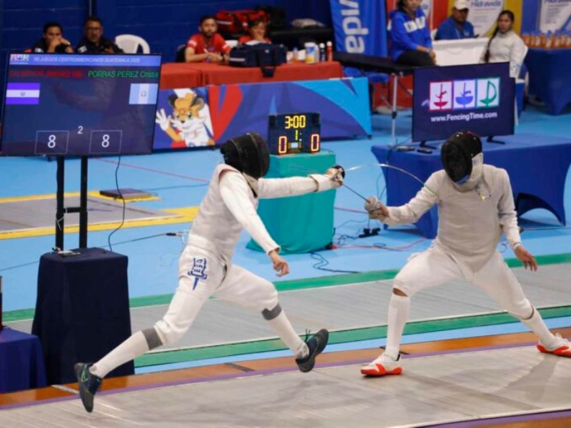 El esgrima salvadoreño destacó con varias medallas en los XII Juegos Centroamericanos de Guatemala 2025. / Foto cortesía INDES