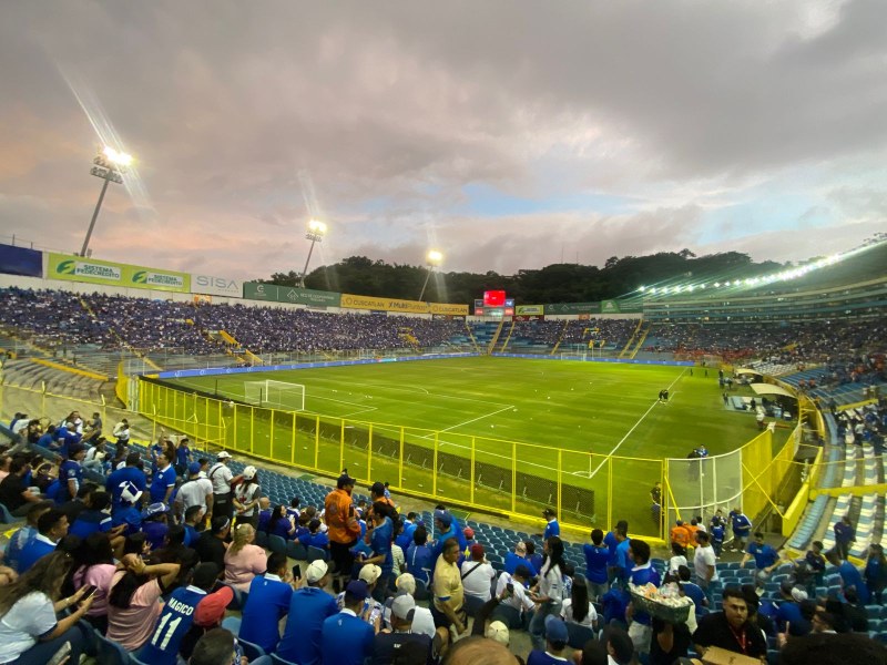 Toma panorámica del estadio Cuscatlán, previo al duelo de eliminatoria mundialista entre El Salvador y Panamá, 10 de octubre de 2025. / Foto cortesía