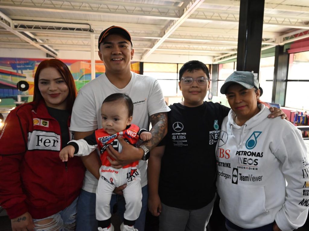 En cada Gran Premio, familias enteras llegan con camisetas y banderas para apoyar a sus pilotos favoritos.
