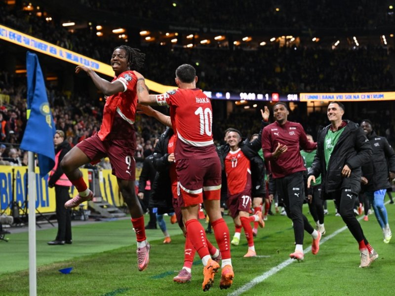 El mediocampista suizo #09 Johan Manzambi celebra con sus compañeros tras anotar el segundo gol de su equipo durante el partido de clasificación europea del Grupo B para el Mundial 2026, entre Suecia y Suiza, el 10 de octubre de 2025 en Solna, Suecia. / AFP