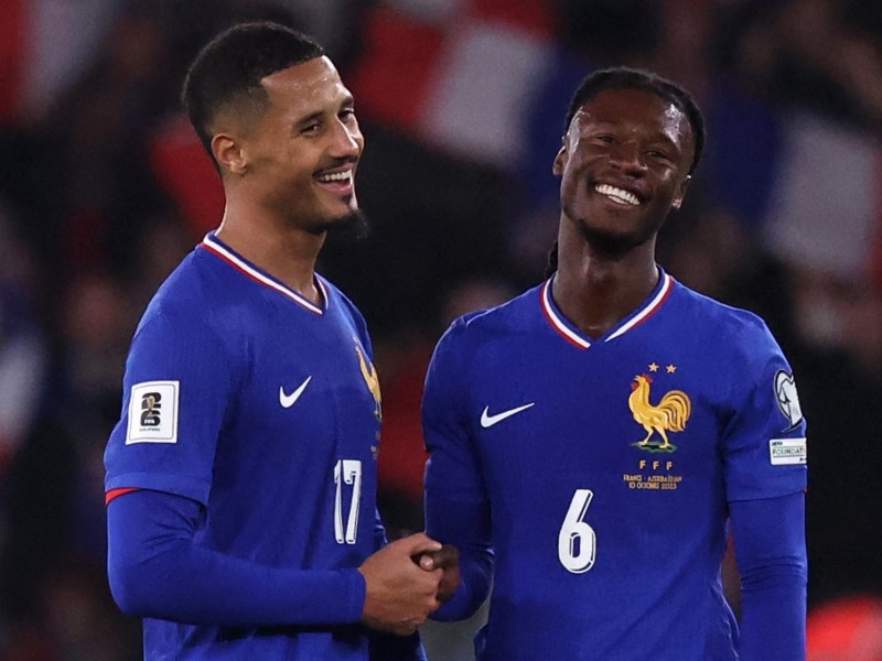 El defensor francés #17 William Saliba (I) y el mediocampista francés #06 Eduardo Camavinga (D) se dan la mano al final del partido de clasificación europea del Grupo D para la Copa Mundial de la FIFA 2026, entre Francia y Azerbaiyán, en el estadio Parc des Princes de París, el 10 de octubre de 2025. / AFP
