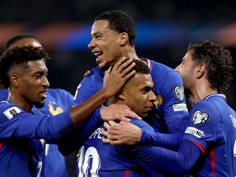 Seleccionados de Francia se unen para festejar el gol de Mbappé (abajo, con el 10). / AFP